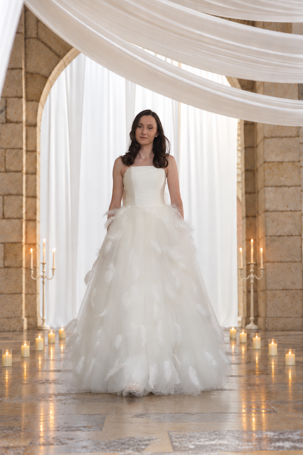 La Plume blanche, bustier de soie et ample jupe de tulle parsemée de plumes