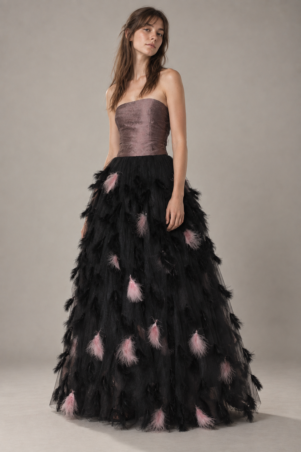 La Plume, toute première robe d’Olympe en soie sauvage ornée de plumes noires et roses cousues à la main