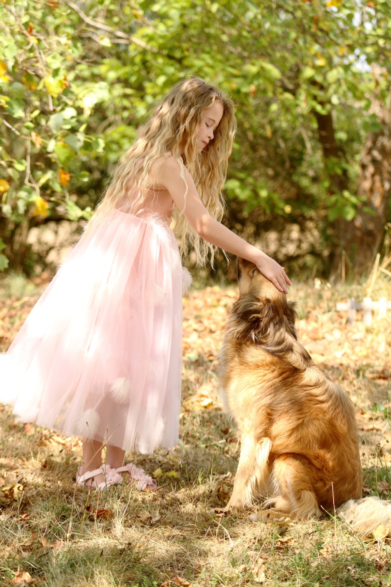 Robe Mini Moi en tulle rose portée dans un jardin