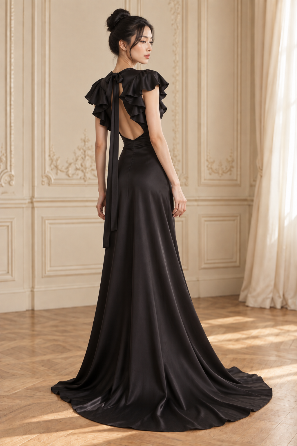 Nyx, robe noire 100 % soie vue de dos dans un décor versaillais